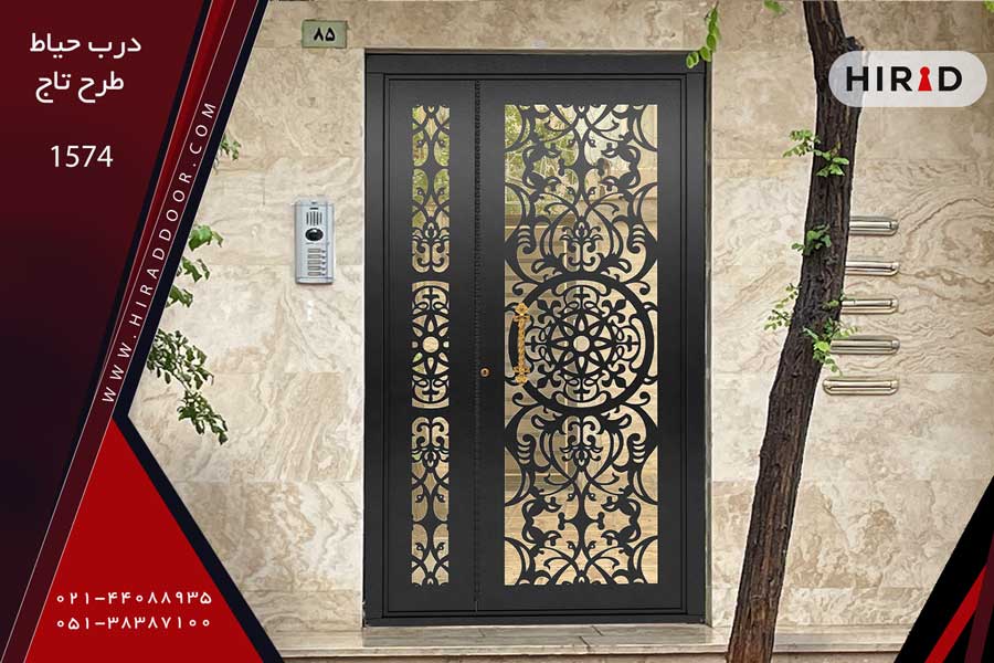 درب یک و نیم لنگه فلزی مشکی رنگ با طراحی زیبا، دارای شیشه سکوریت و دستگیره طلایی رنگ